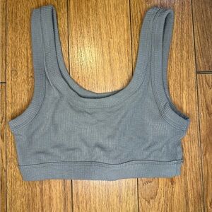 ALO yoga Wellness Bra in Olive branch